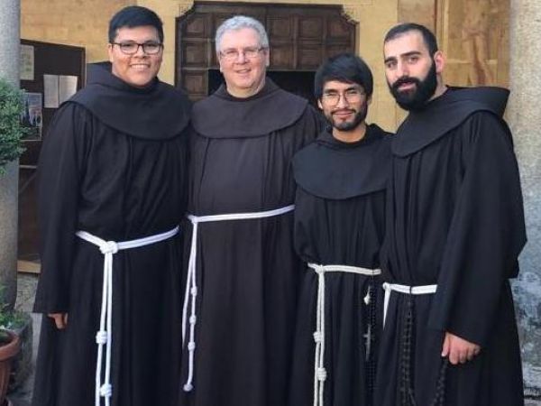 Tres nuevo novicios siguen la senda de San Francisco